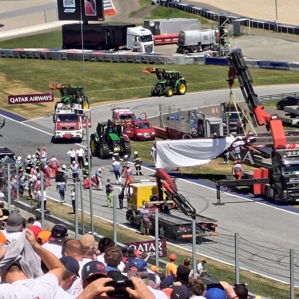 Crollo ponte pubblicitario in pista prima del GP d'Austria: ritardi e interventi urgenti