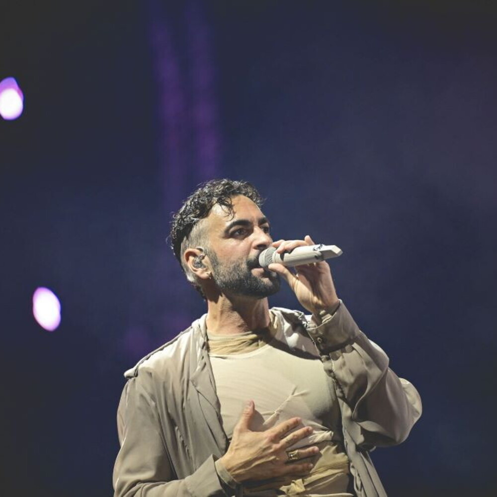 Marco Mengoni si commuove al concerto di Roma ricordando la mamma scomparsa VIDEO