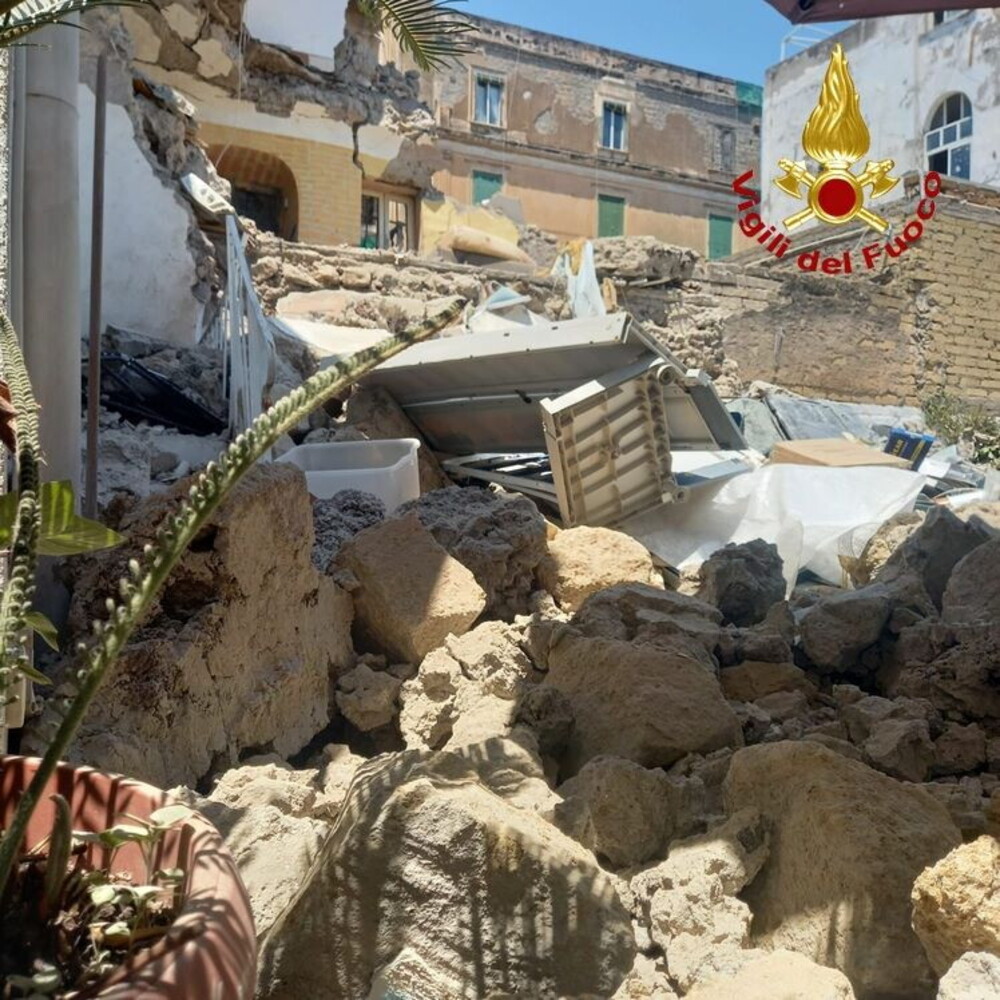 Esplosione a Torre del Greco: morto un 64enne per fuga di gas da bombola, edificio inagibile