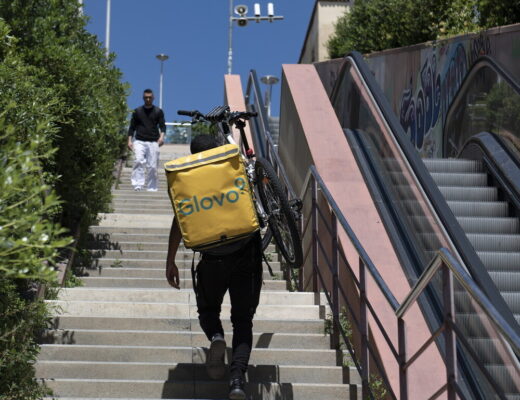 Bonus Glovo ai rider diventa caso politico: M5S presenta interrogazione su rischi e paghe da fame