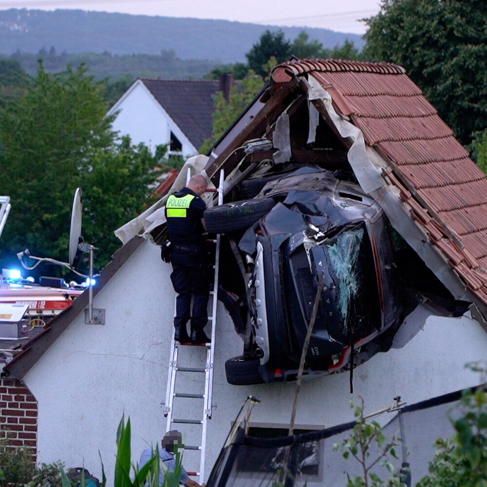 Auto vola e si conficca nel tetto di un edificio a Bohmte, 6 feriti incluso bambino di 7 anni