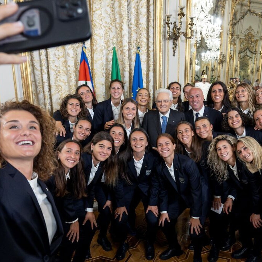 Mattarella riceve le Azzurre del calcio al Quirinale e le elogia per il magnifico Europeo e il messaggio sociale