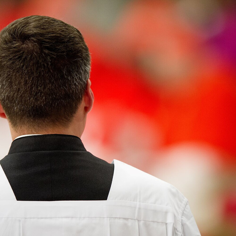 Sacerdote condannato a 7 anni per violenza sessuale su 15enne con minaccia di coltello a Lentini