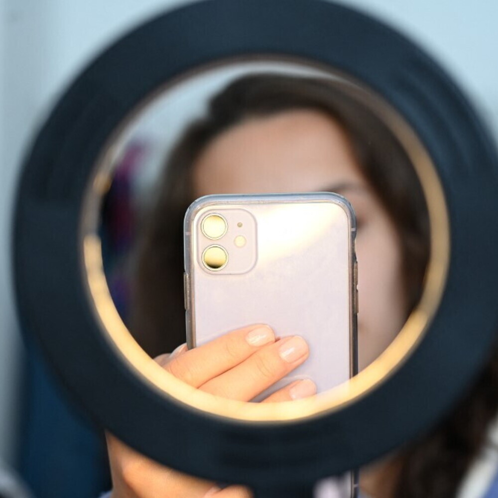 Nuove regole Agcom per influencer: responsabilità editoriale e sanzioni per chi sbaglia