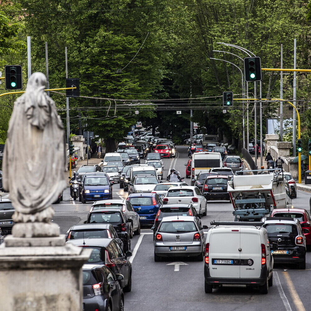 Primo esodo estivo 2024, weekend con bollino rosso e traffico record sulle autostrade italiane