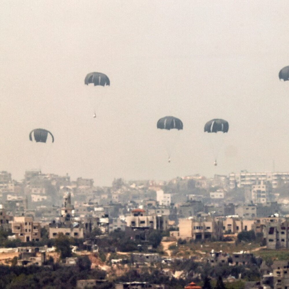 Emirati Giordania e Gran Bretagna pronti a lanciare aiuti aerei per Gaza dopo via libera di Israele