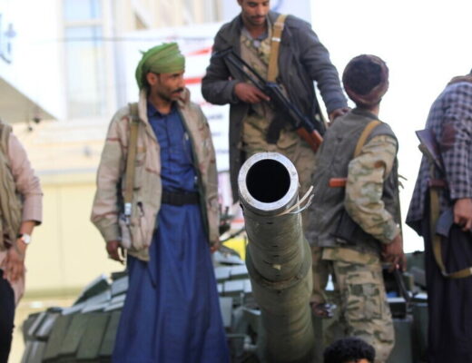 Attacchi Houthi nel Mar Rosso fanno salire i premi assicurativi e destabilizzano il traffico navale