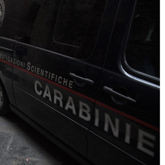 Donna trovata morta nella vasca da bagno: il Ris dei Carabinieri di Parma sul posto con il luminol