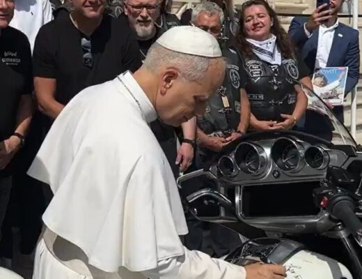 Papa Francesco in sella a una moto BMW per beneficenza: l’asta per una scuola in Madagascar