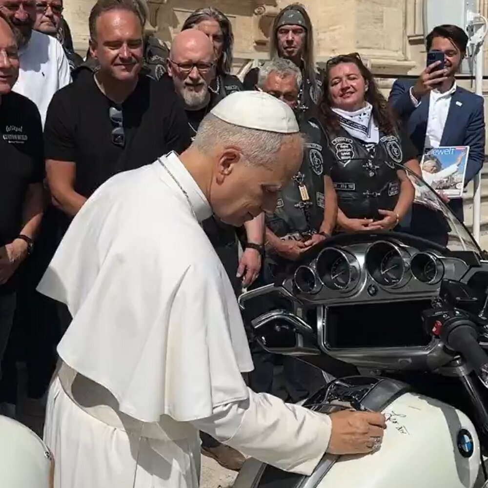 Papa Francesco in sella a una moto BMW per beneficenza: l’asta per una scuola in Madagascar