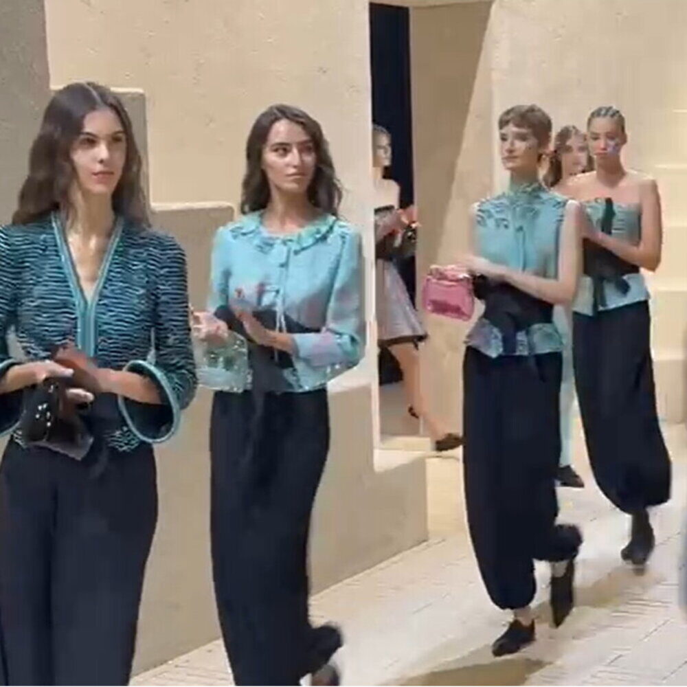 Prima sfilata Emporio senza Giorgio Armani, le modelle applaudono in passerella