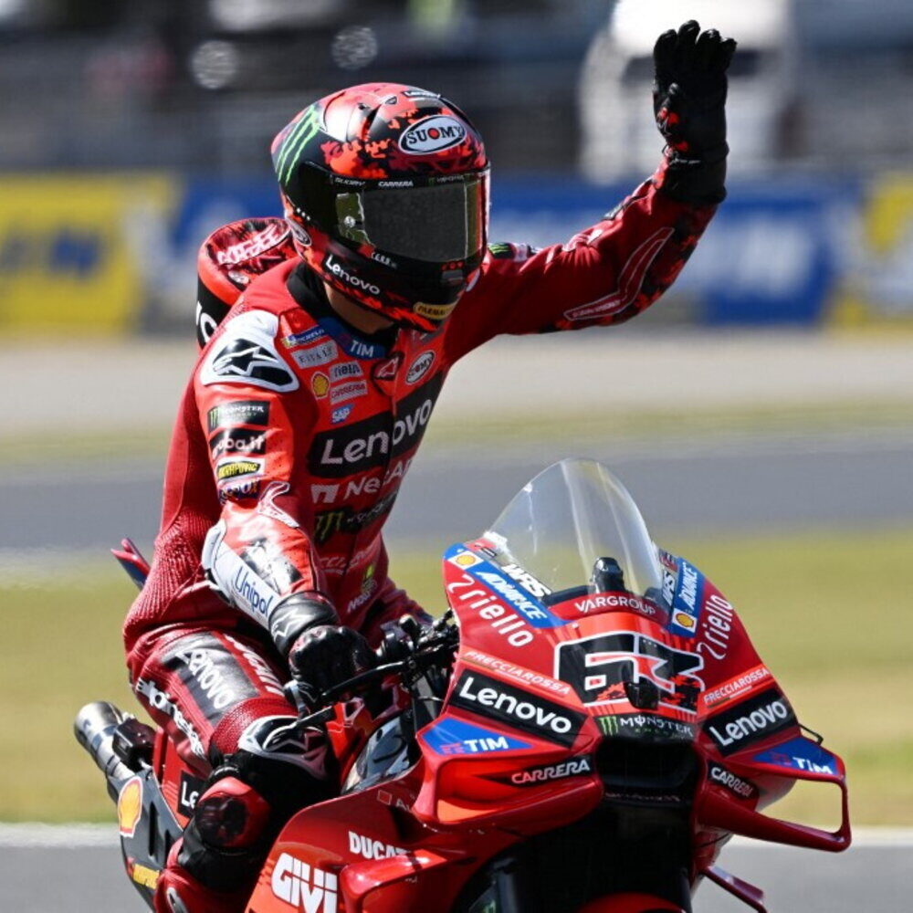 Bagnaia vince la Sprint in Giappone, Marc Marquez secondo. Frattura alla clavicola per Jorge Martin