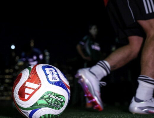 FIFA presenta Trionda il pallone tecnologico dei Mondiali 2026 con sensore per il VAR