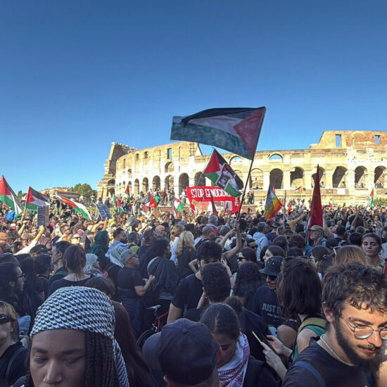 Manifestazione ProPal a Roma con 600mila persone imbratta statua di Wojtyla e scatena le critiche di Meloni