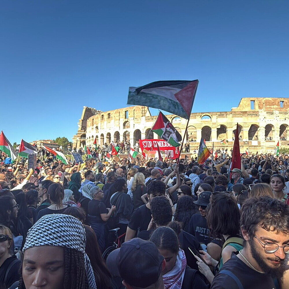 Manifestazione ProPal a Roma con 600mila persone imbratta statua di Wojtyla e scatena le critiche di Meloni