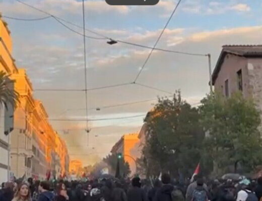 Manifestanti incappucciati al corteo per Gaza a Roma, polizia monitora la situazione