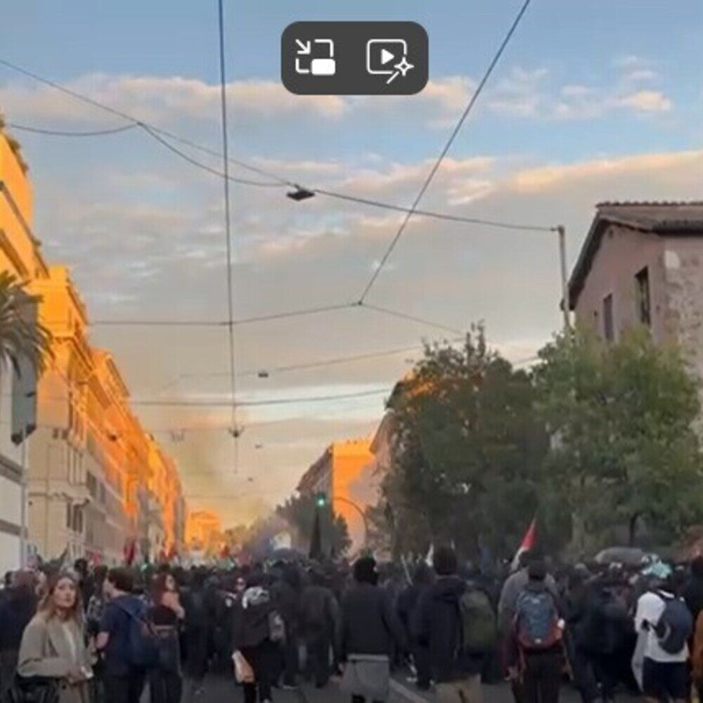 Manifestanti incappucciati al corteo per Gaza a Roma, polizia monitora la situazione