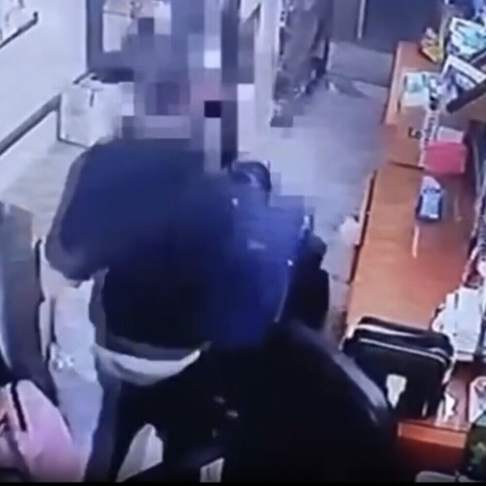 Calci e pugni alla moglie malata: arrestato 34enne a Catania, il video dell’aggressione