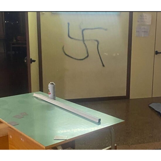 Raid vandalico al liceo Da Vinci di Genova: danni e svastiche sulle pareti, la condanna