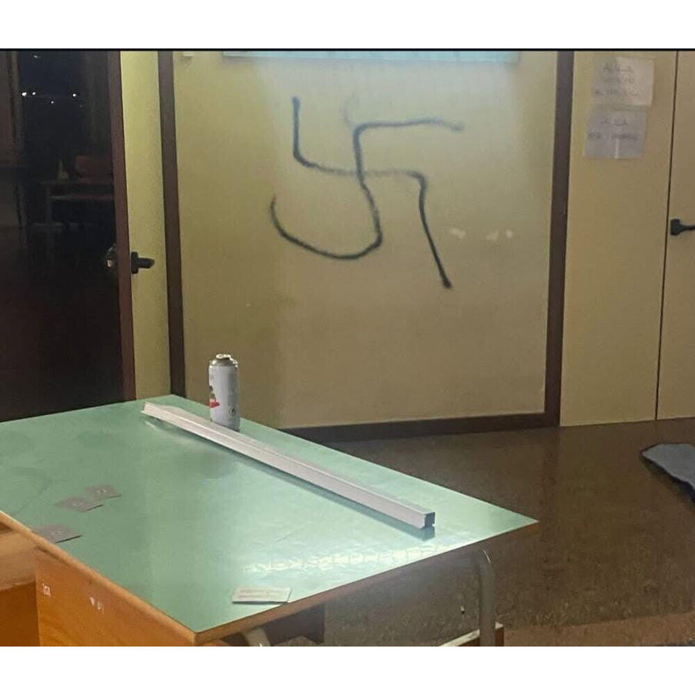 Raid vandalico al liceo Da Vinci di Genova: danni e svastiche sulle pareti, la condanna