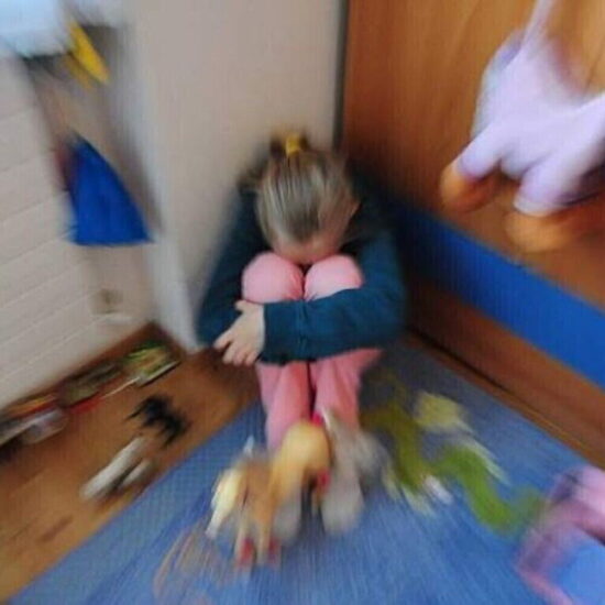 Bimba denuncia abusi sessuali dei genitori al Telefono Azzurro: coppia arrestata