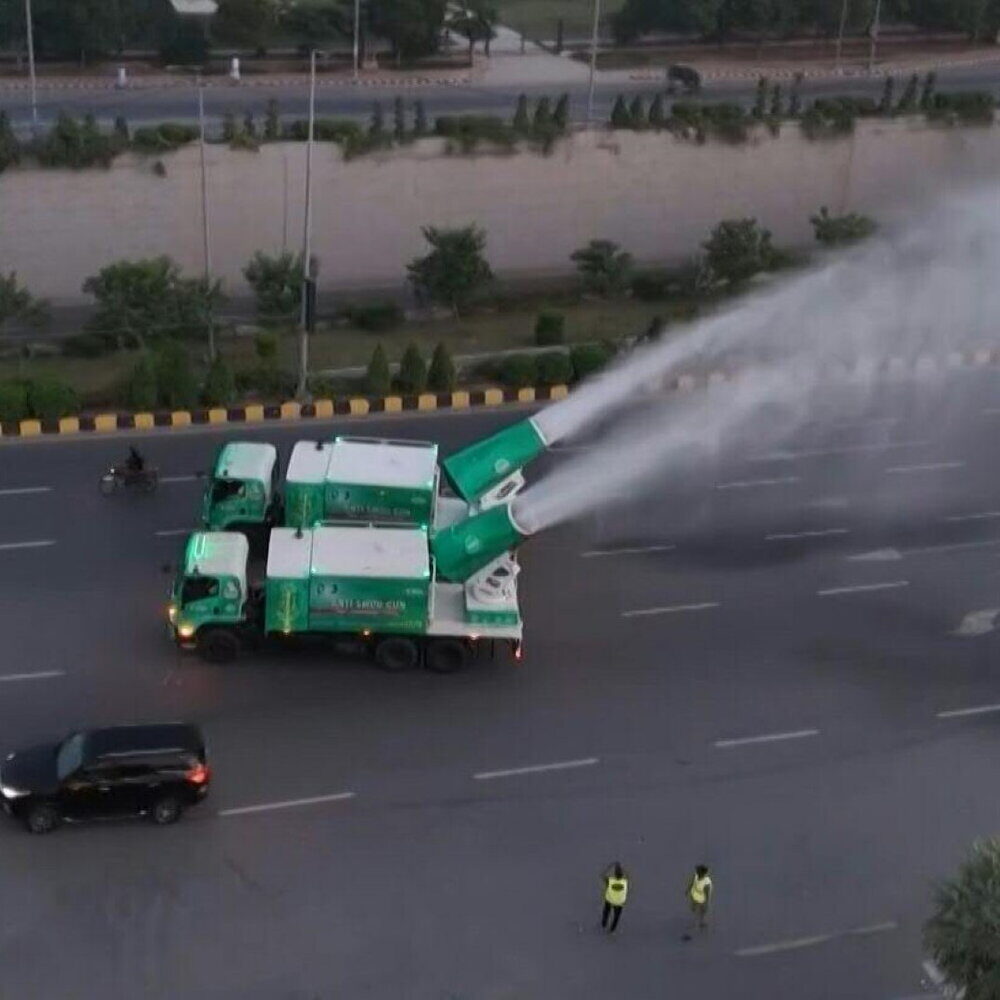 Pistole antismog a Lahore Pakistan per combattere l'inquinamento