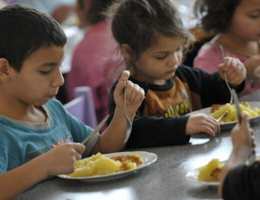 Bimba legata alla sedia alla mensa: educatrice licenziata a Napoli