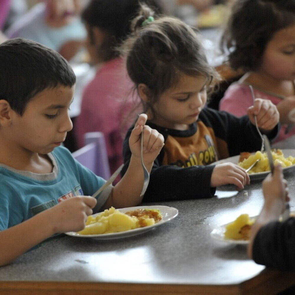 Bimba legata alla sedia alla mensa: educatrice licenziata a Napoli