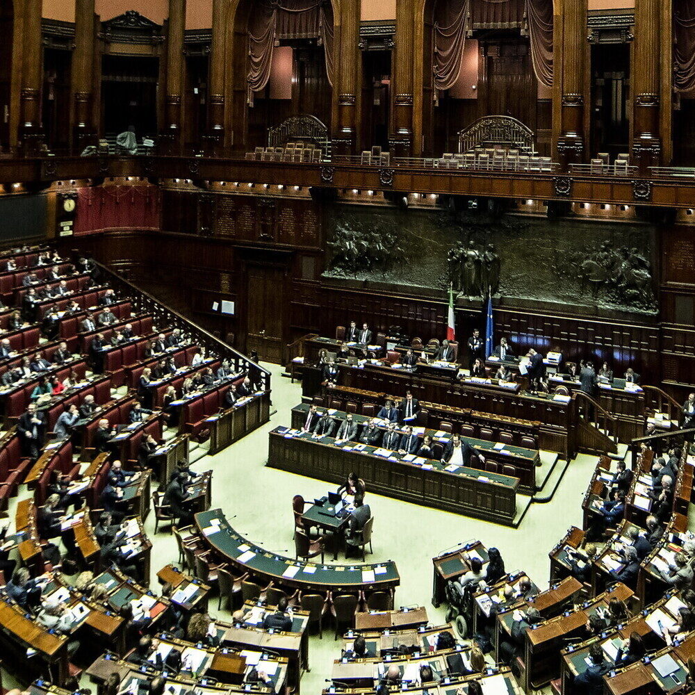 Lega propone tetto alle nuove abilitazioni per parrucchieri e barbieri: multe fino a 50mila euro