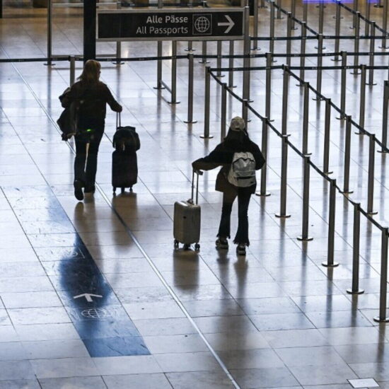 Allarme droni a Berlino: voli sospesi per due ore all’aeroporto Brandeburgo