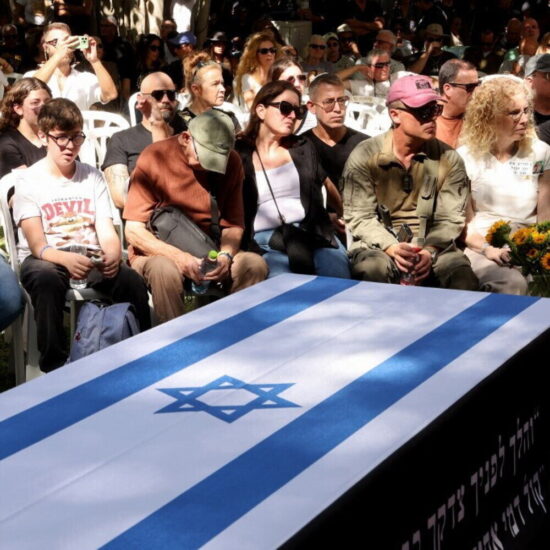 Hamas chiede alla Croce Rossa aiuto per recuperare i corpi degli ostaggi a Gaza