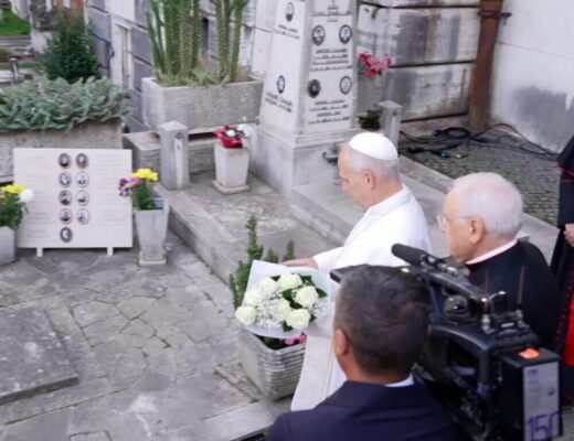 Papa Leone XIV al Cimitero del Verano: rose bianche sulla tomba di famiglia Nicolini