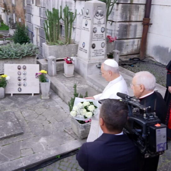 Papa Leone XIV al Cimitero del Verano: rose bianche sulla tomba di famiglia Nicolini