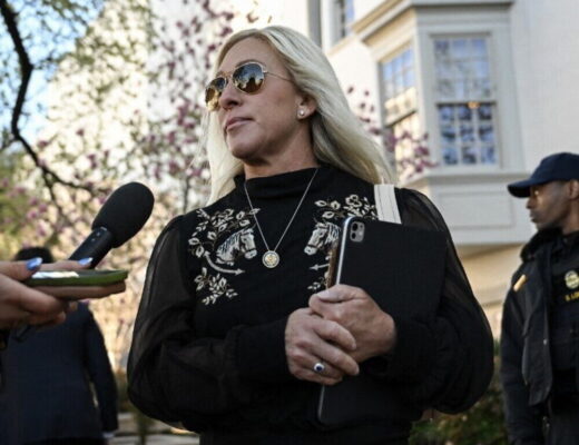 Marjorie Taylor Greene annuncia dimissioni dal Congresso dopo rottura con Trump